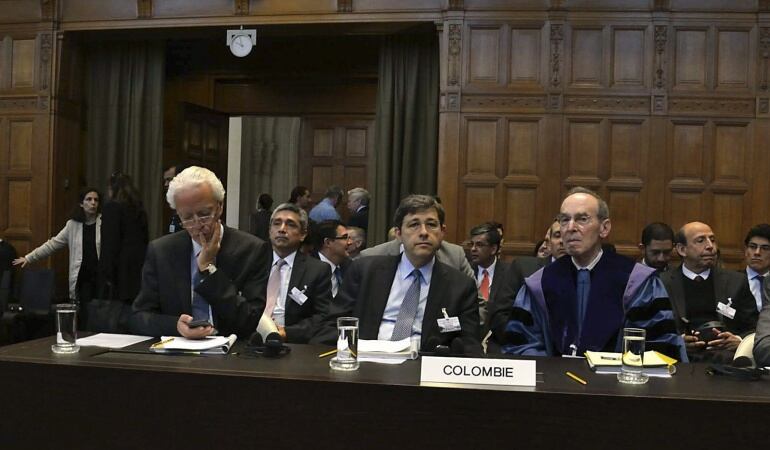 La Delegación de Colombia, el agente colombiano Carlos Gustavo Arrieta; el presidente de la Corte Constitucional, Manuel José Cepeda Espinosa, y Michael Reisman, abogado de Colombia y profesor de ley internacional de la Universidad de Oxford.