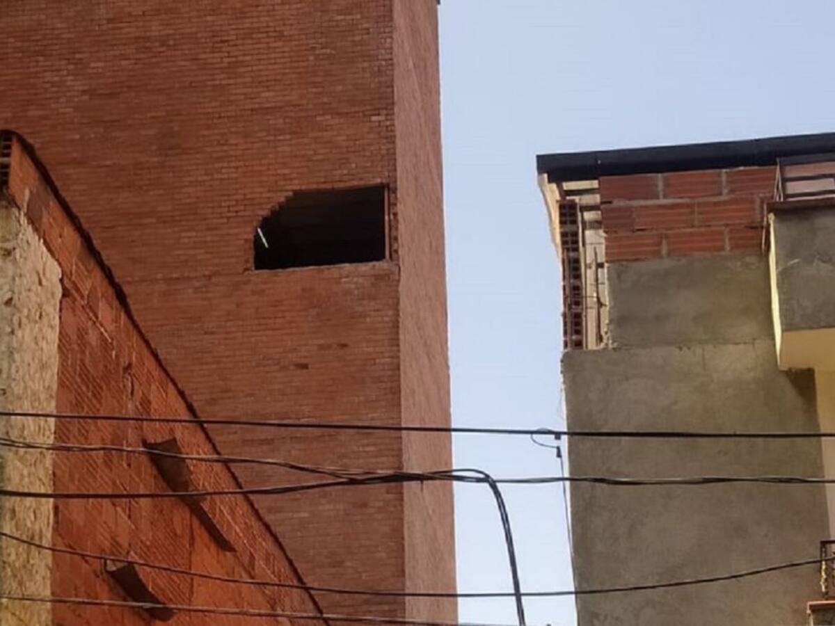Una mujer murió al caer con su carro de un sexto piso en Medellín