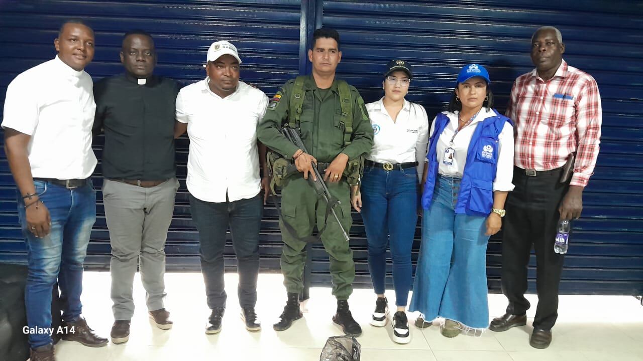 Entrega de Policía a comisión humanitaria. Foto: Defensoría del Pueblo