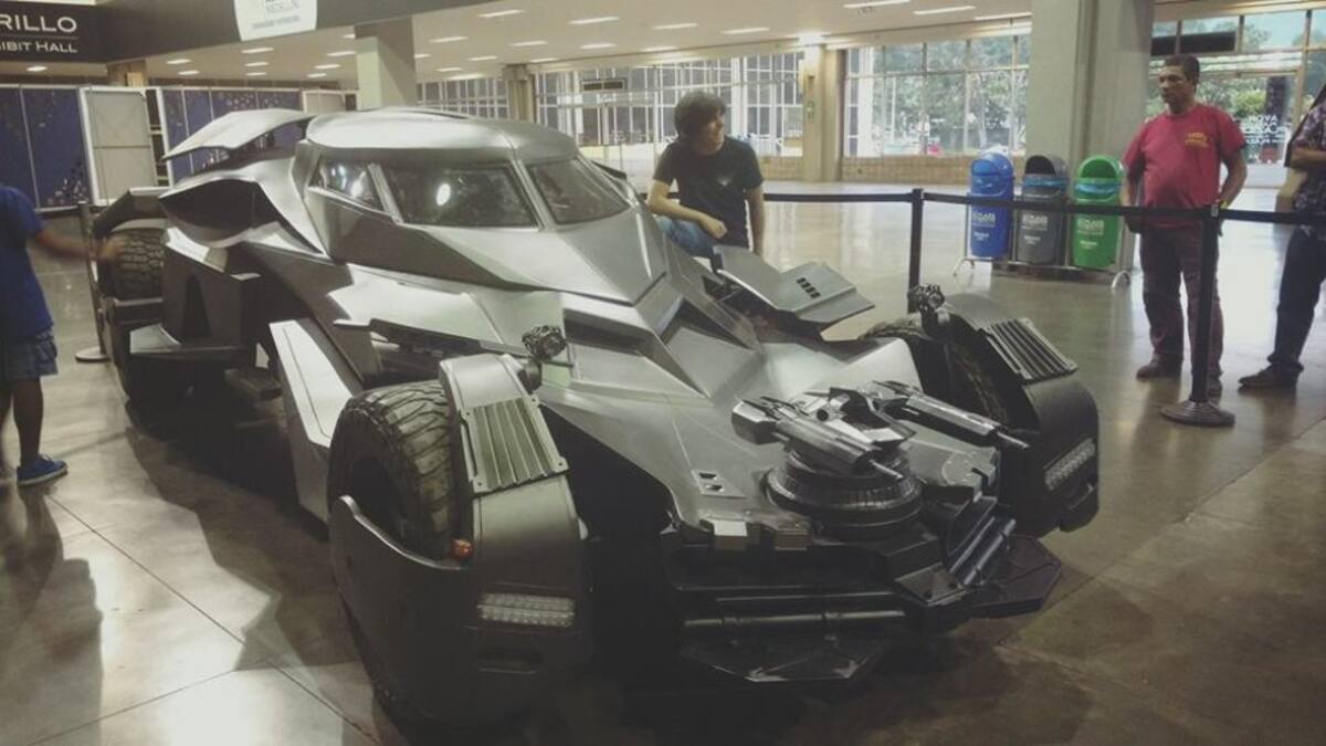 El Batimóvil luego de haber pasado por muchos inconvenientes para llegar a Medellín, tendrá disponibilidad para que los visitantes se tomen fotos en las horas de la tarde. 