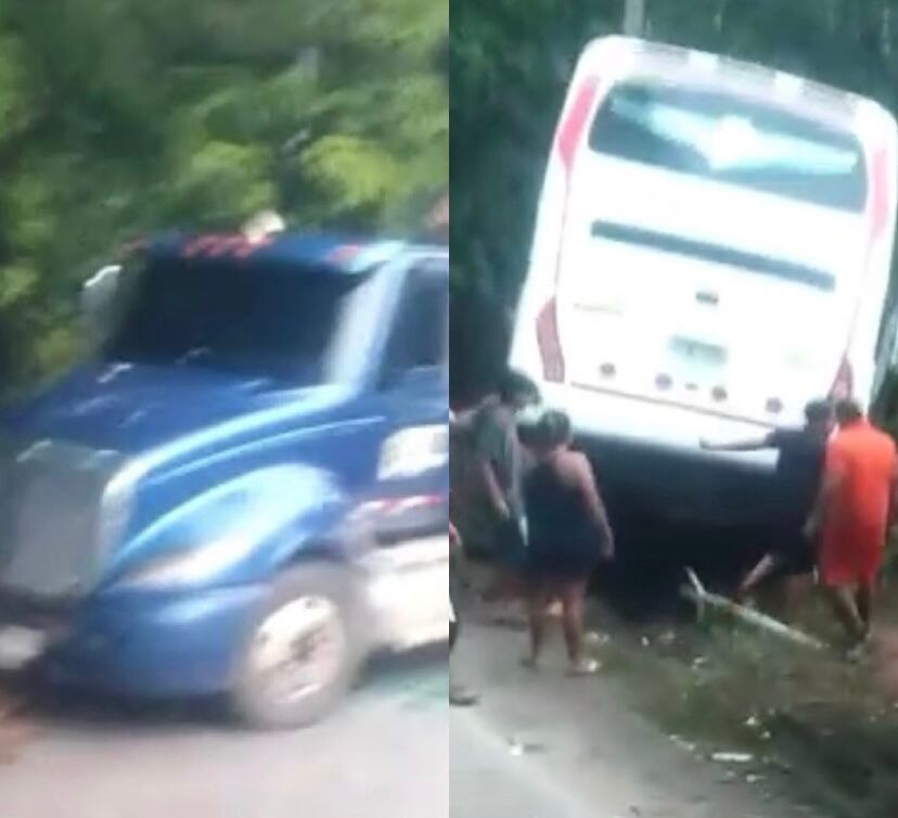 El accidente ocurrió cuando uno de los vehículos intentó esquivar un derrumbe que causó obstáculo en la vía. Foto: Denuncias Antioquia.