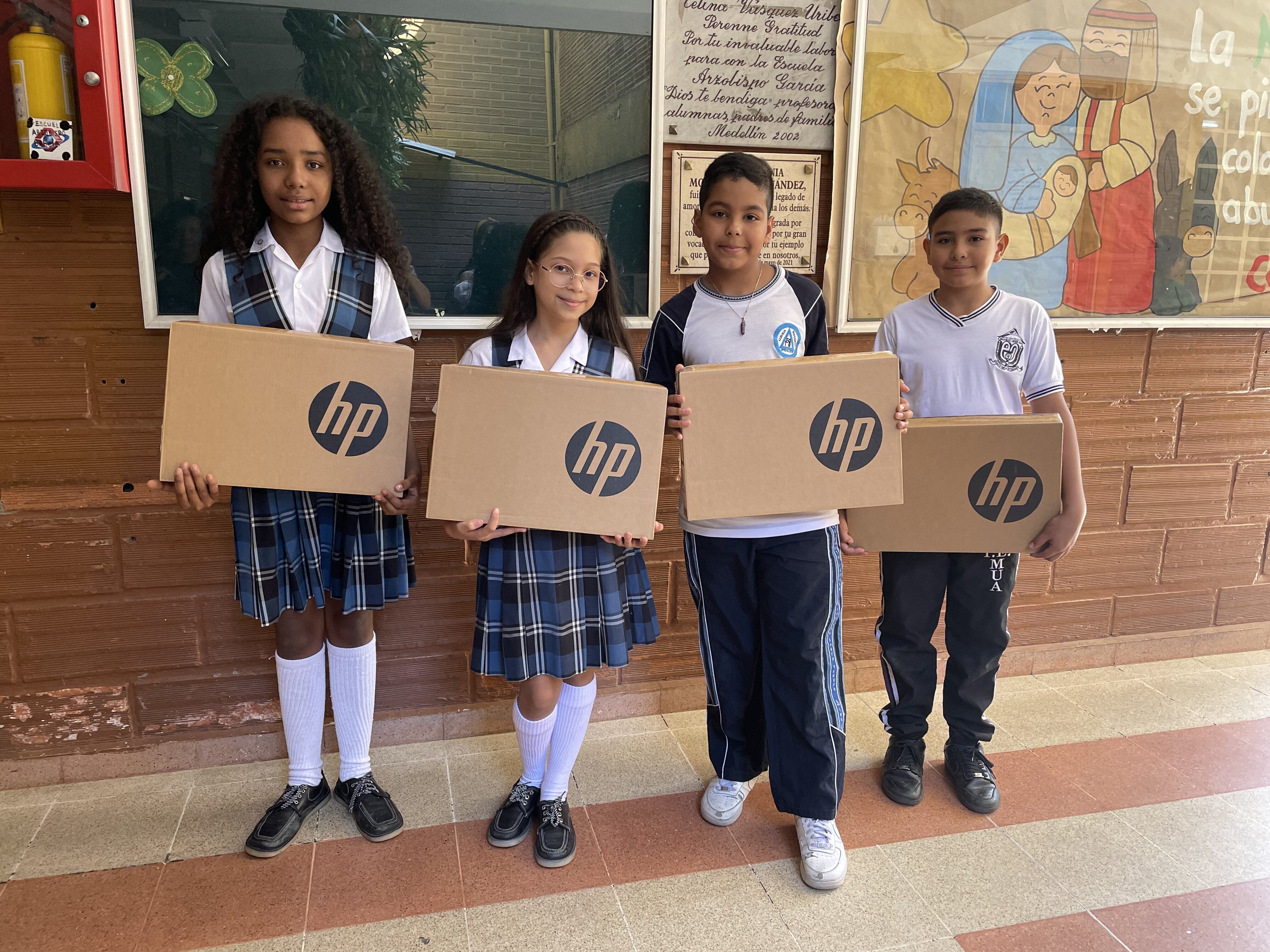 Más de 5.000 estudiantes de Medellín estrenarán computador con PP. Cortesía: Alcaldía de Medellín.