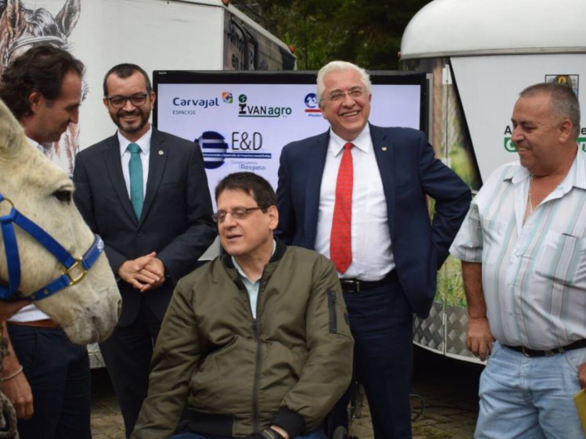 Familia cambio mulas por motocarros para transporte de materiales
