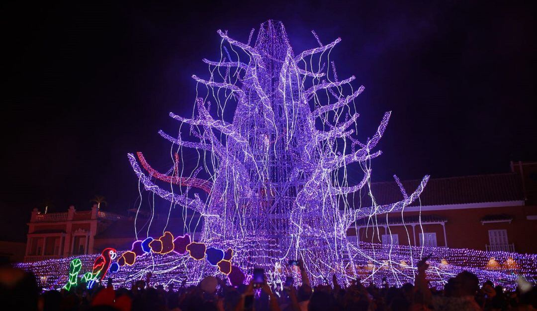 Los puntos están decorados con 2.700 figuras que son iluminadas con 80 kilómetros de mangueras luminosas.