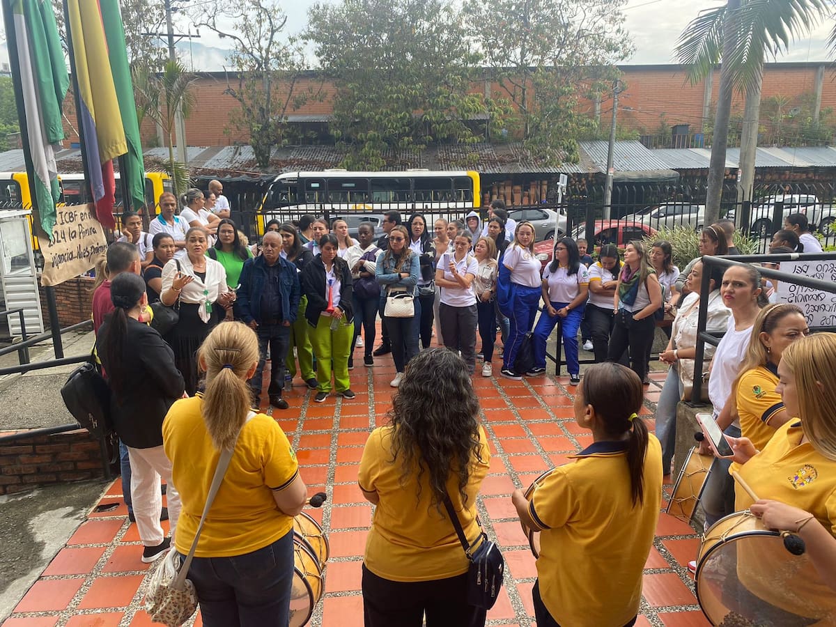 Los Hogares Infantiles hicieron plantón en el ICBF Antioquia exigiendo el pago de recursos