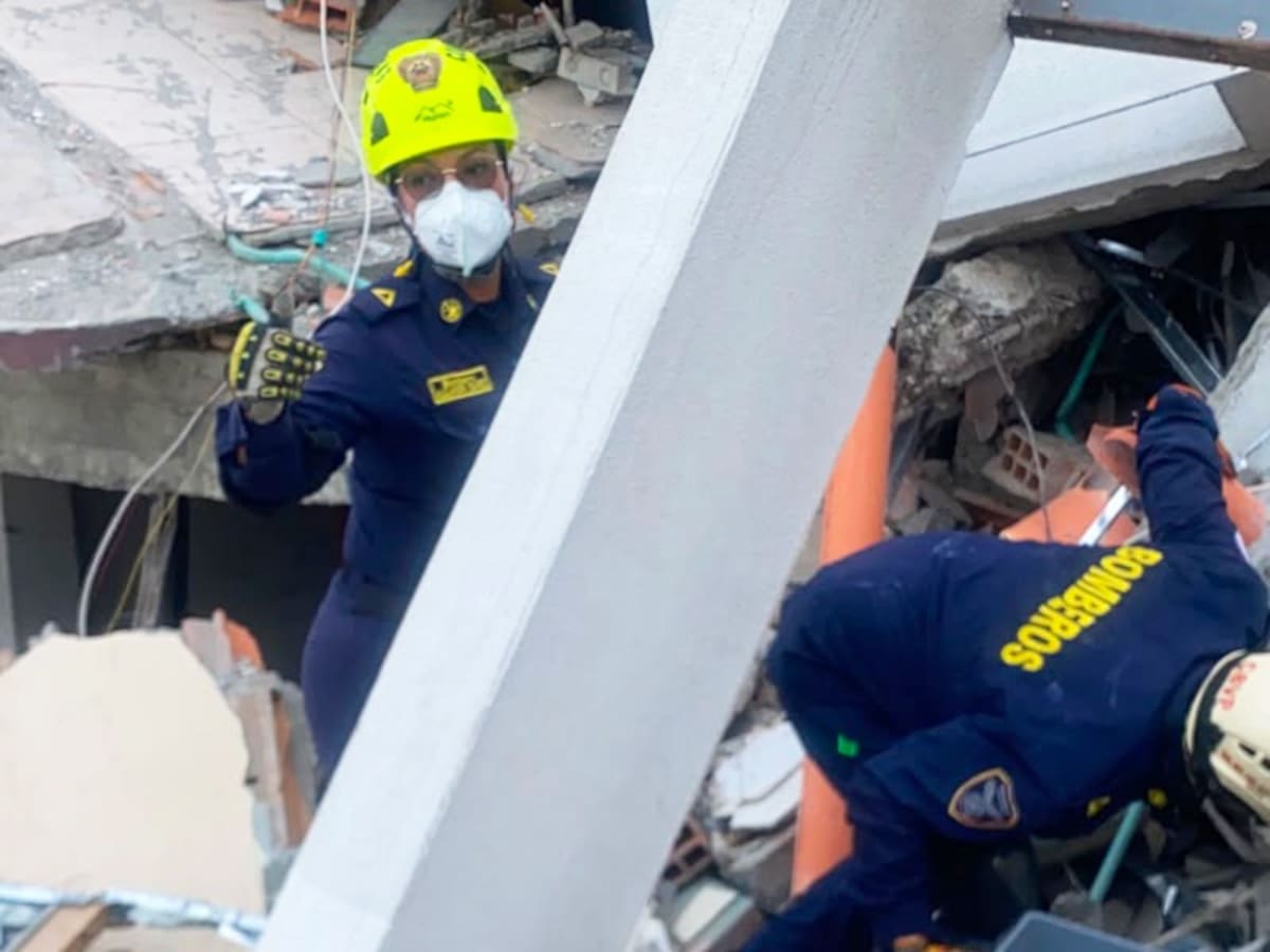“Alegría total”: Bomberos de Tunja rescatan a pareja de abuelitos de los escombros en Pereira
