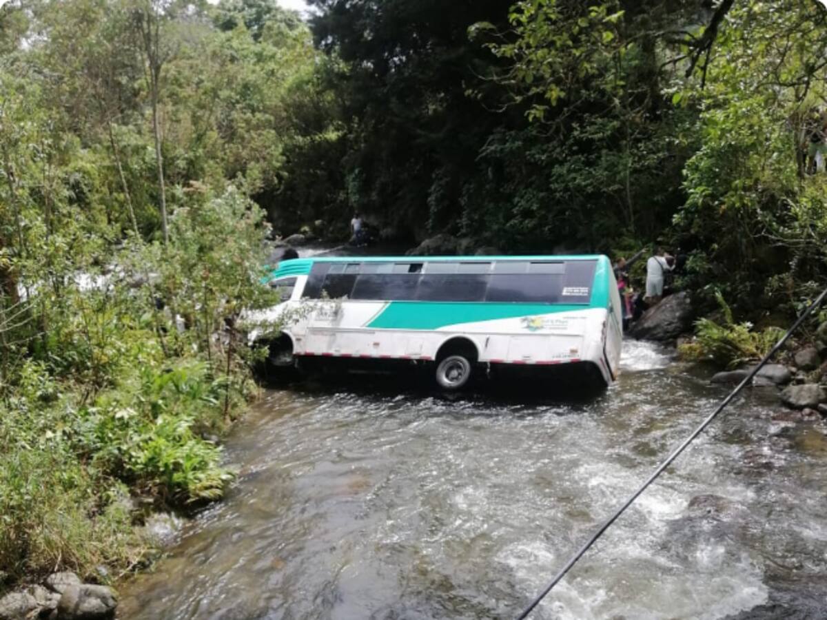31 personas heridas por accidente de bus de turismo que se fue al río Quindío en Salento