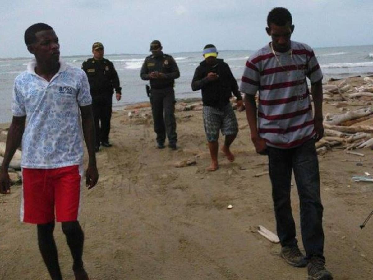 Rescatan a pescadores que naufragaron en costa del Atlántico