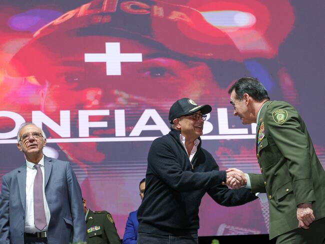 Presidente Petro (centro) y el general Salamanca (derecha) en lanzamiento del nuevo Modelo de Servicio de Policía. Cortesía: Joel González - Presidencia de la República.