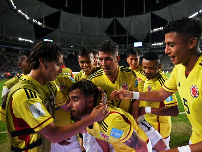 Los jugadores de la Selección Colombia Sub-20 festejan el gol de Tomás Ángel. (Photo by LUIS ROBAYO / AFP) (Photo by LUIS ROBAYO/AFP via Getty Images)