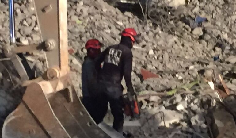 En la madrugada también realizan labores de rescate en Ecuador.