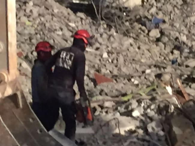 En la madrugada también realizan labores de rescate en Ecuador.