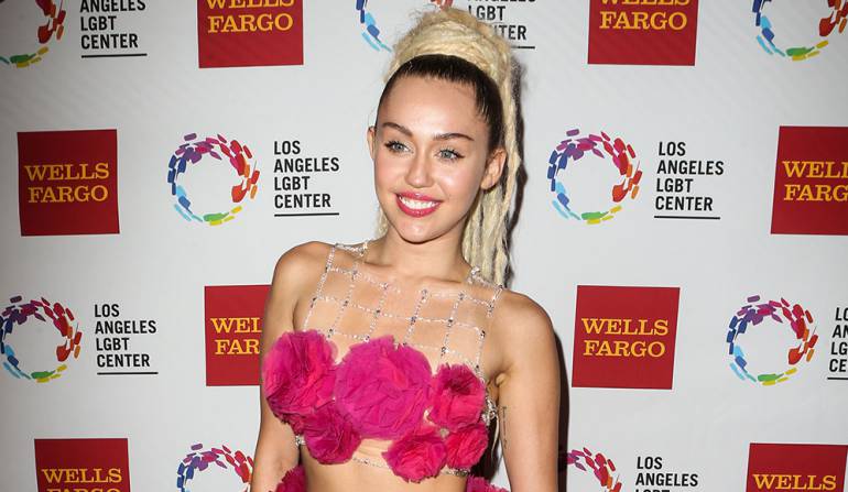 Miley Cyrus en la gala de los premios Vanguard del centro LGBT de Los Ángeles.