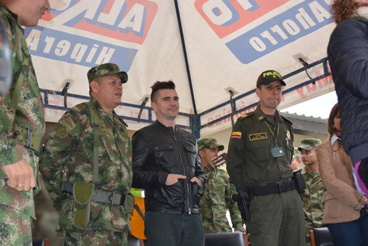 El artista colombiano se tomó fotos con los uniformados. Foto: Caracol Radio