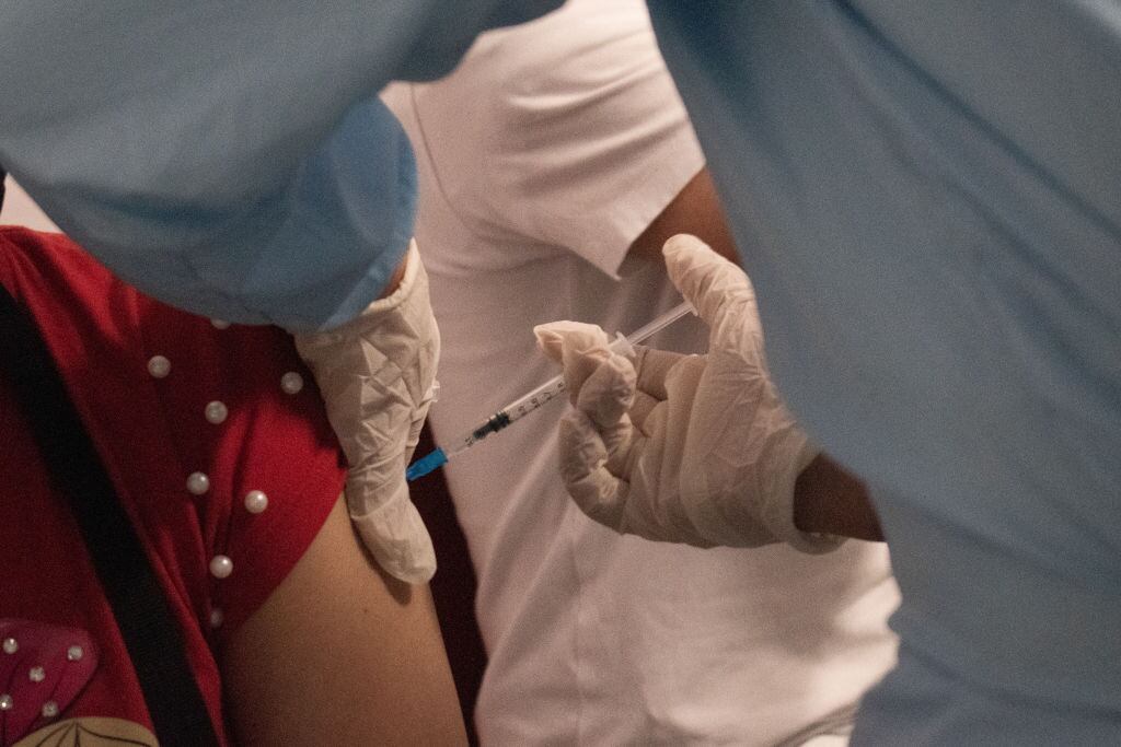 ¿Qué implicaciones trae no vacunarse contra el COVID-19?