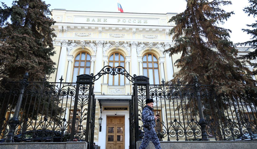 EE.UU. congela activos del Banco Central de Rusia