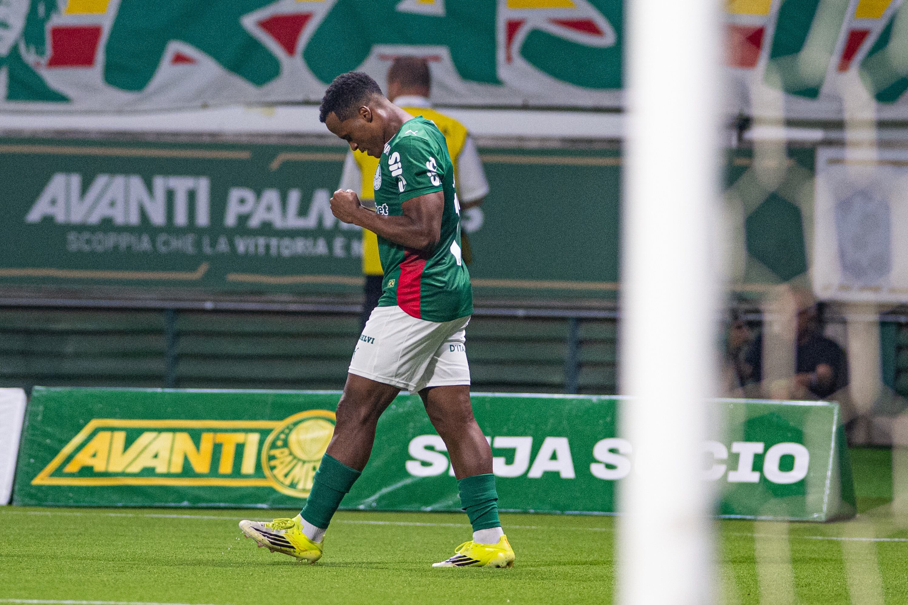 SAO PAULO, BRAZIL - MARCH 18: Jhon Arias of Palmeiras celebrates after scoring the team's second goal during a Brasileirao 2026 match between Palmeiras and Botafogo at Allianz Parque on March 18, 2026 in Sao Paulo, Brazil. (Photo by Riquelve Nata/Sports Press Photo/Getty Images)