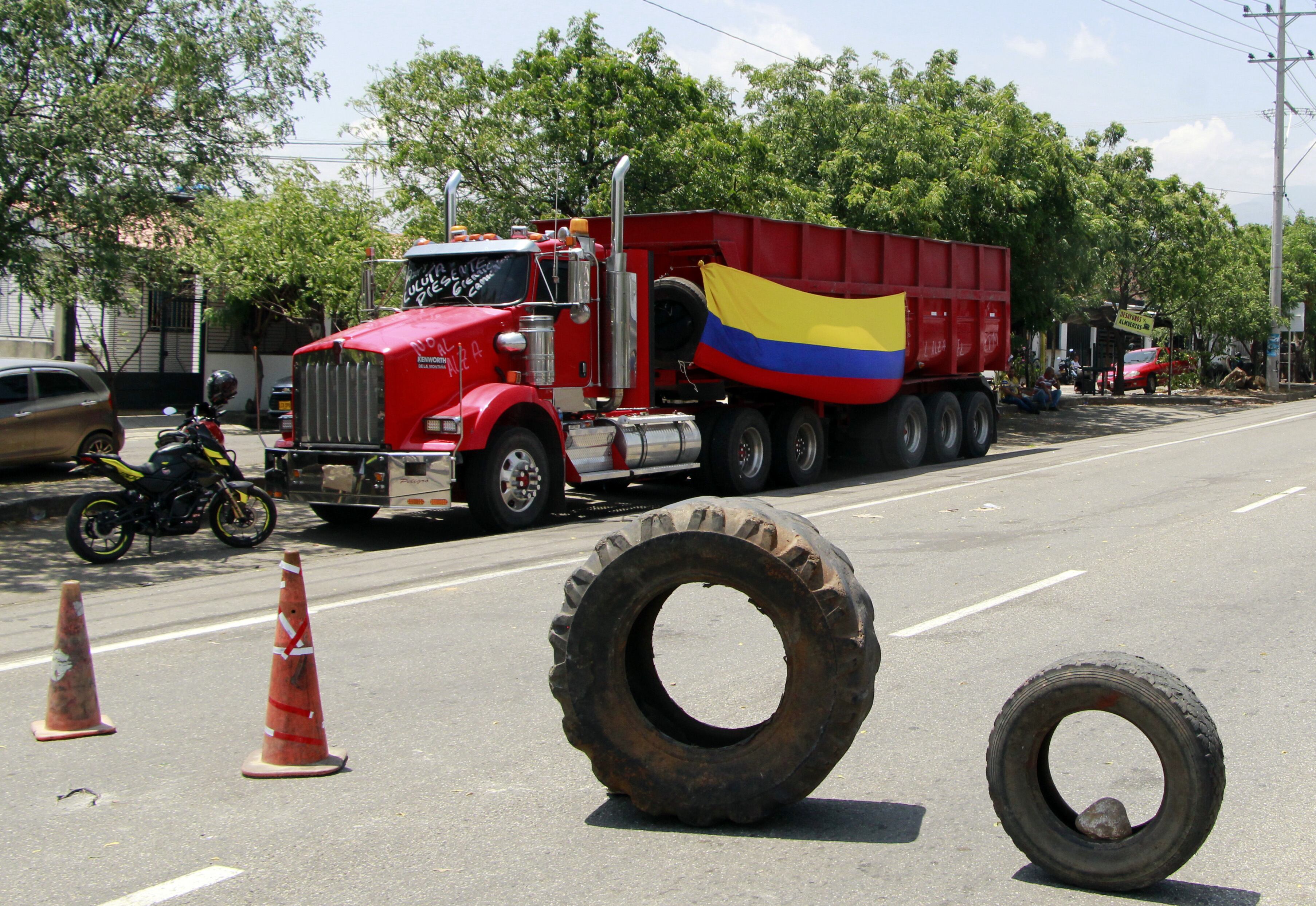 AME5364. LOS PATIOS (COLOMBIA), 03/09/2024.- Un camión con la bandera de Colombia está estacionado en una vía bloqueada durante una protesta este martes en Los Patios (Colombia). Los transportadores de carga pesada mantienen bloqueadas las principales vías del departamento colombiano de Norte de Santander (noreste), incluidas las que comunican con Venezuela, en la protesta que llevan a cabo contra el alza en los precios de diésel. EFE/ Mario Caicedo