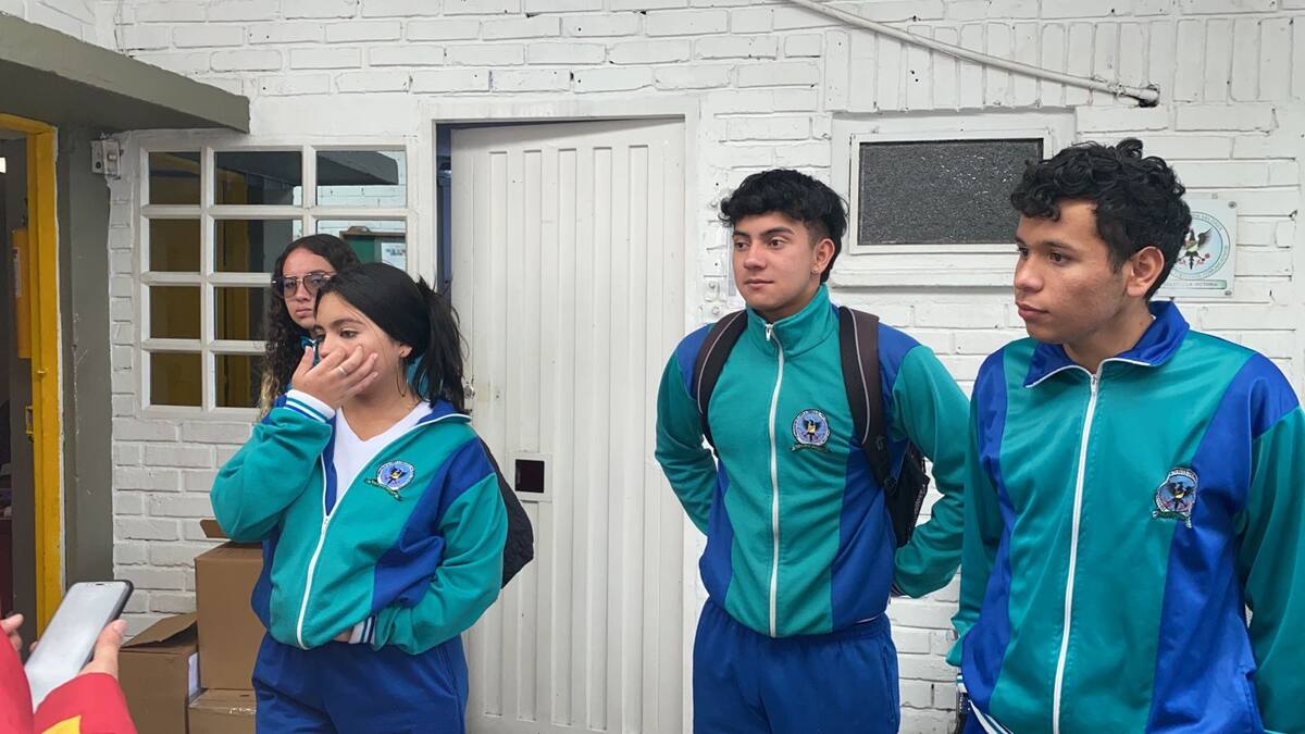 Estudiantes buscan recuros para participar en un festival de cine en España