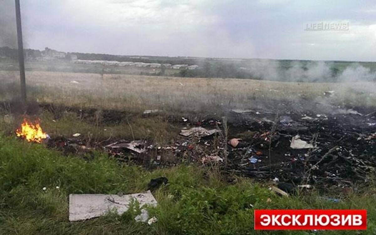 Fotos de EFE y del portal ruso lifenews.ru en el sitio de la tragedia y la angustia de las familias en el aeropuerto de Kuala Lumpur.
