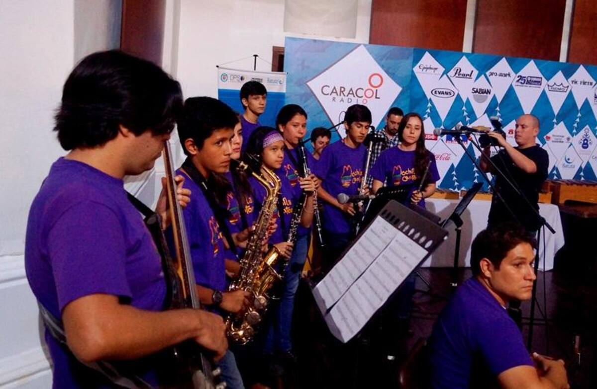 Juanes también se le midió a tocar la marimba, bajo la asesoría de los niños de Batuta y Mochila Cantora.