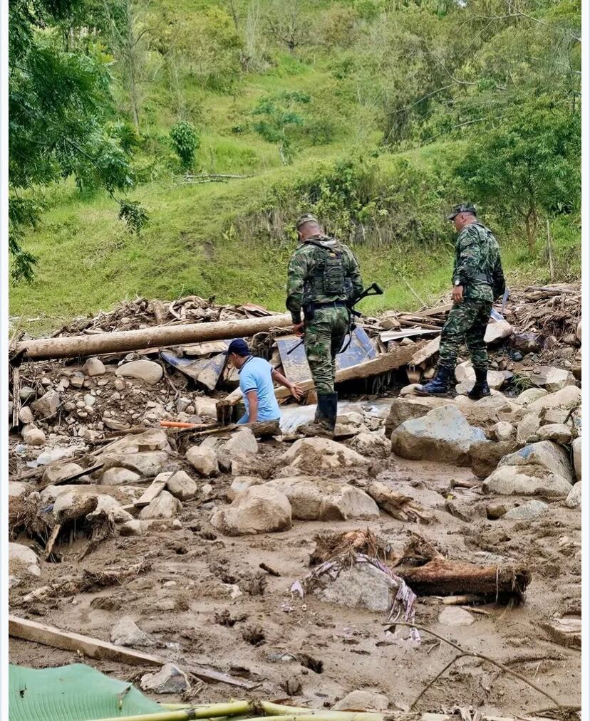 El Ejército apoya la atención de la emergencia, tras la avalancha en Venecia. Foto: Alcaldía Venecia.