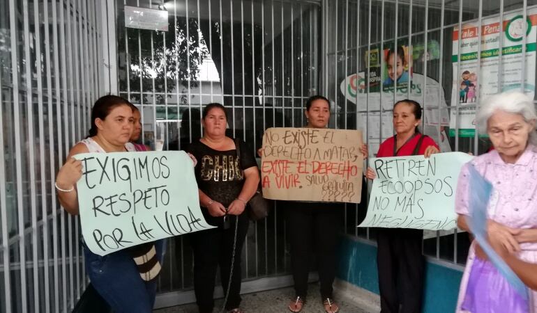 Mujeres que se encadenaron en la sede de esta Eps