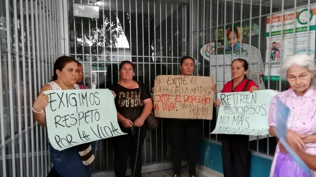 Mujeres que se encadenaron en la sede de esta Eps