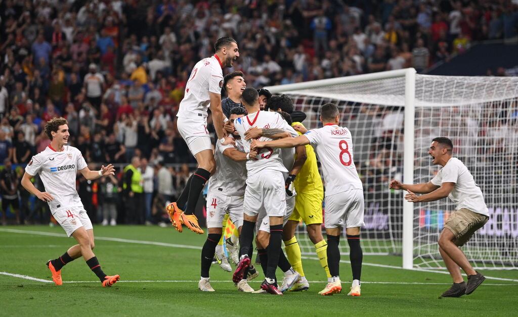 Sevilla celebra el título de la Europa League tras imponerse ante Roma (Photo by Seb Daly - Sportsfile/UEFA via Getty Images)