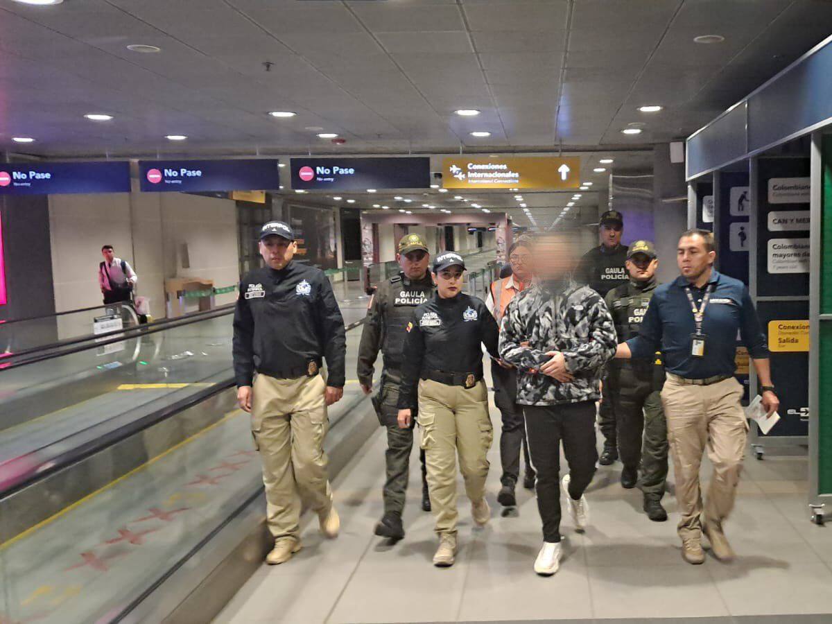 Llegó al país el confeso asesino del padre Darío Valencia, el capturado llegó procedente de Francia