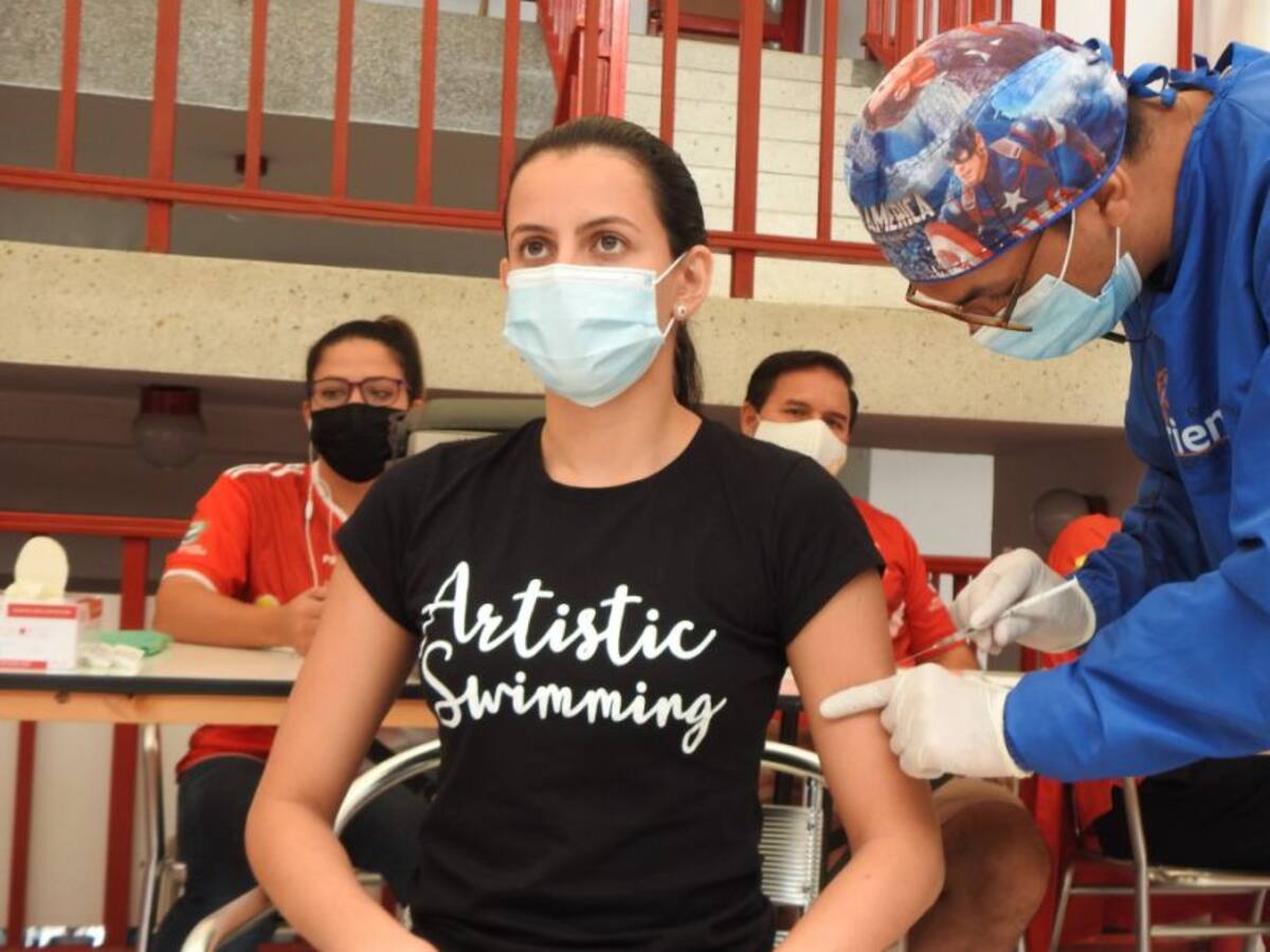 Atletas y entrenadores recibieron la primera dosis de la vacuna Moderna