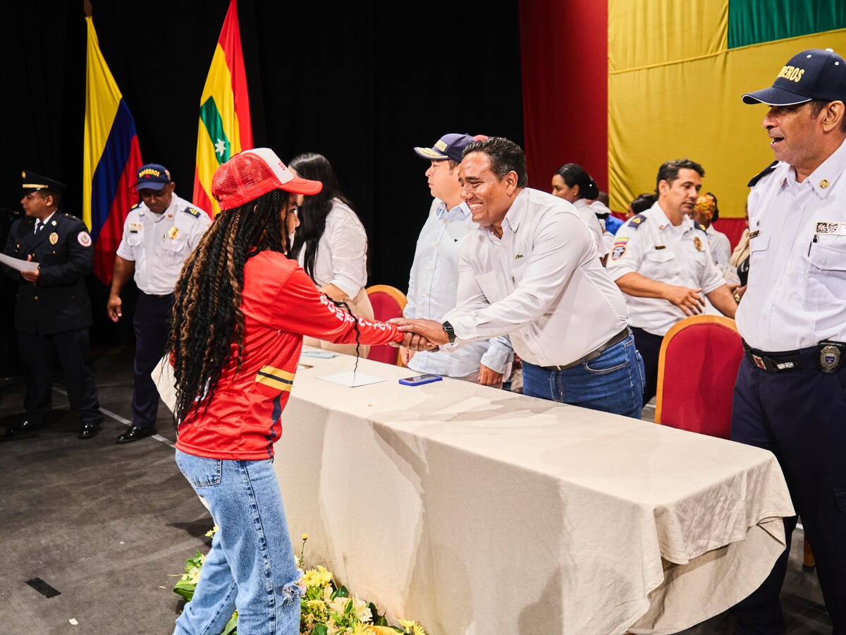 450 niños y niñas de Cartagena se gradúan como Bomberitos Comunitarios