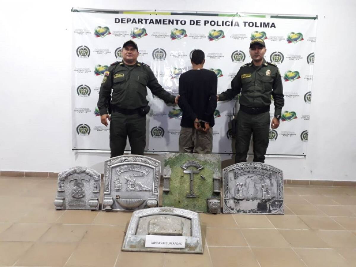 Robaba las lápidas del cementerio