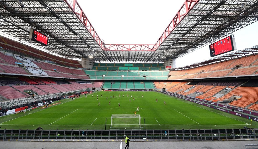 Partido del 8 de marzo entre AC Milan y Genoa CFC en un vacío estadio San Siro.