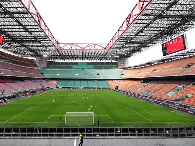 Partido del 8 de marzo entre AC Milan y Genoa CFC en un vacío estadio San Siro.