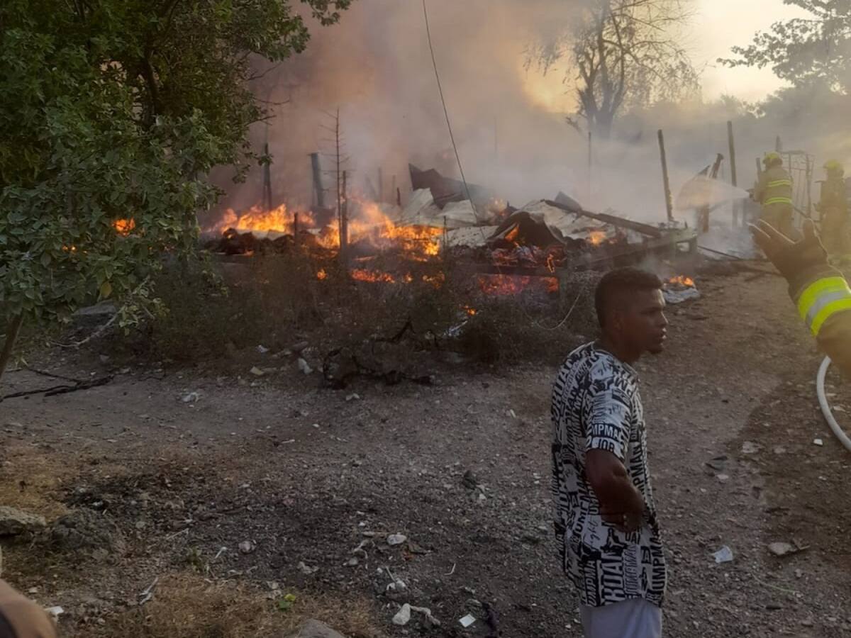 Incendio arrasó con 11 viviendas de madera en el sur de Cartagena