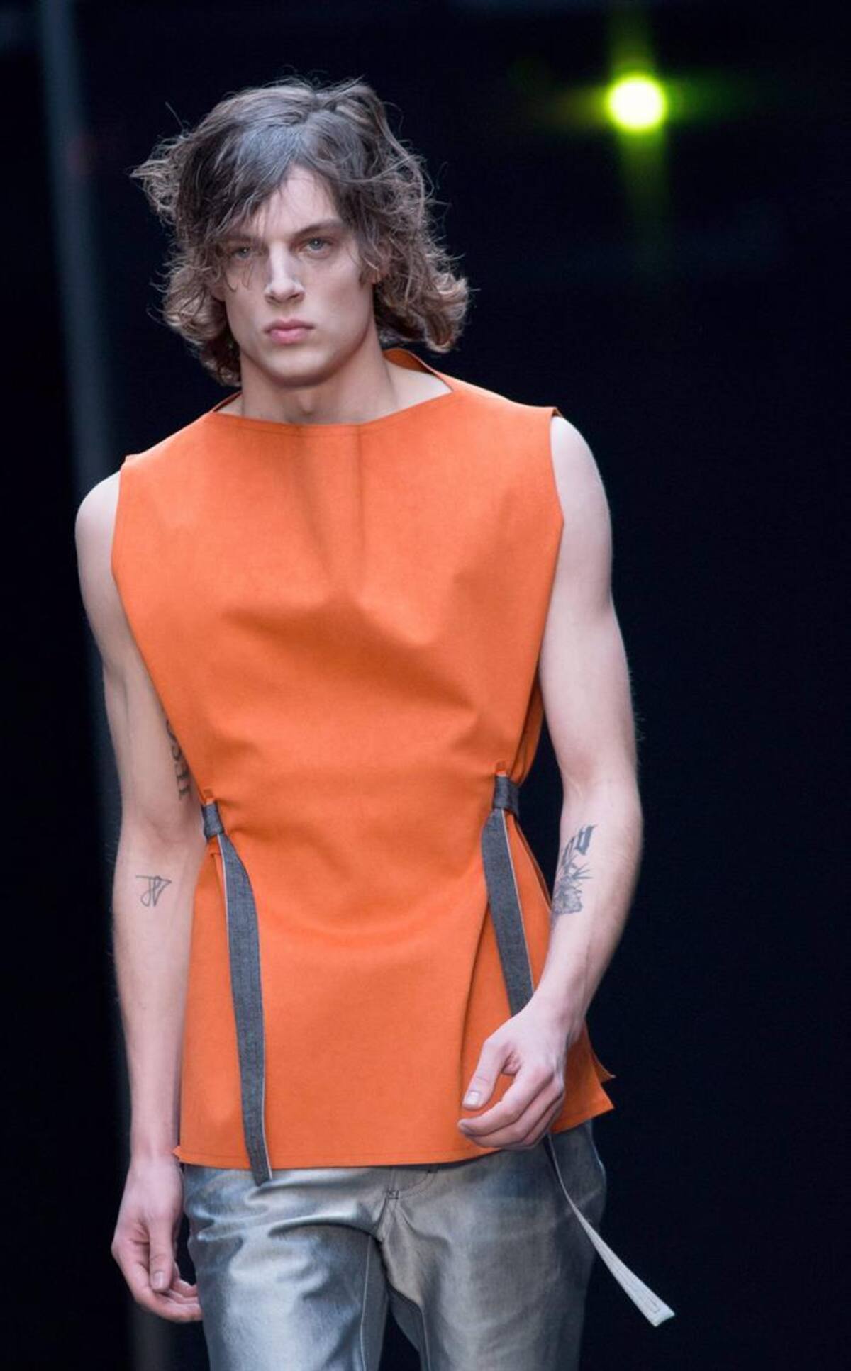 Una serie de modelos presentan la colección de otoño, invierno 2015 en la semana de la moda masculina en Londres, Inglaterra, que se realizará hasta el próximo 12 de enero.