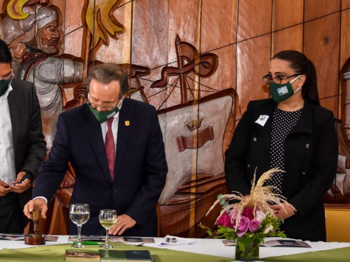 La Universidad La Gran Colombia inmortaliza sus 70 años con una estampilla