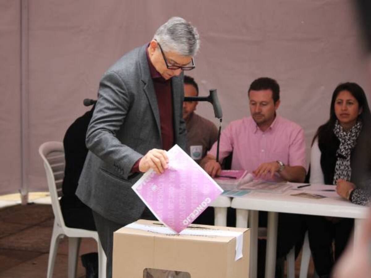 En muchos departamentos terminamos eligiendo gobernadores para ayudar a contratistas: Gaviria