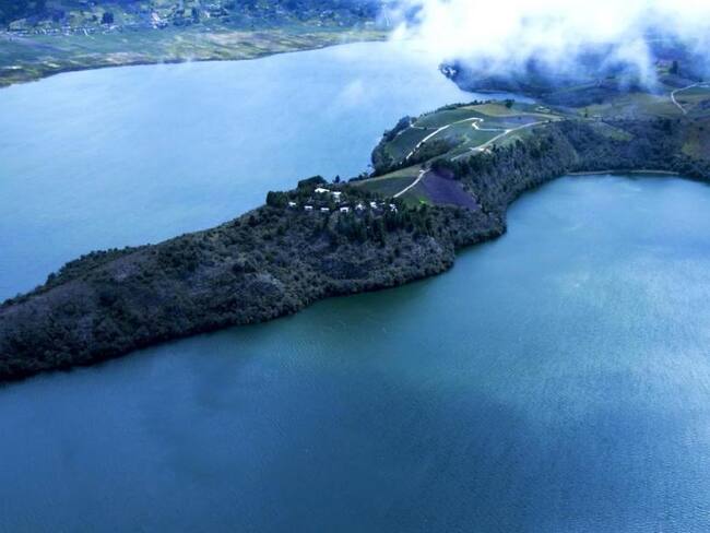 Denuncian que Corpoboyacá levantó concepto técnico del área protegida en el Lago de Tota para el polémico proyecto turístico Entre Islas Lodge - Foto: Web