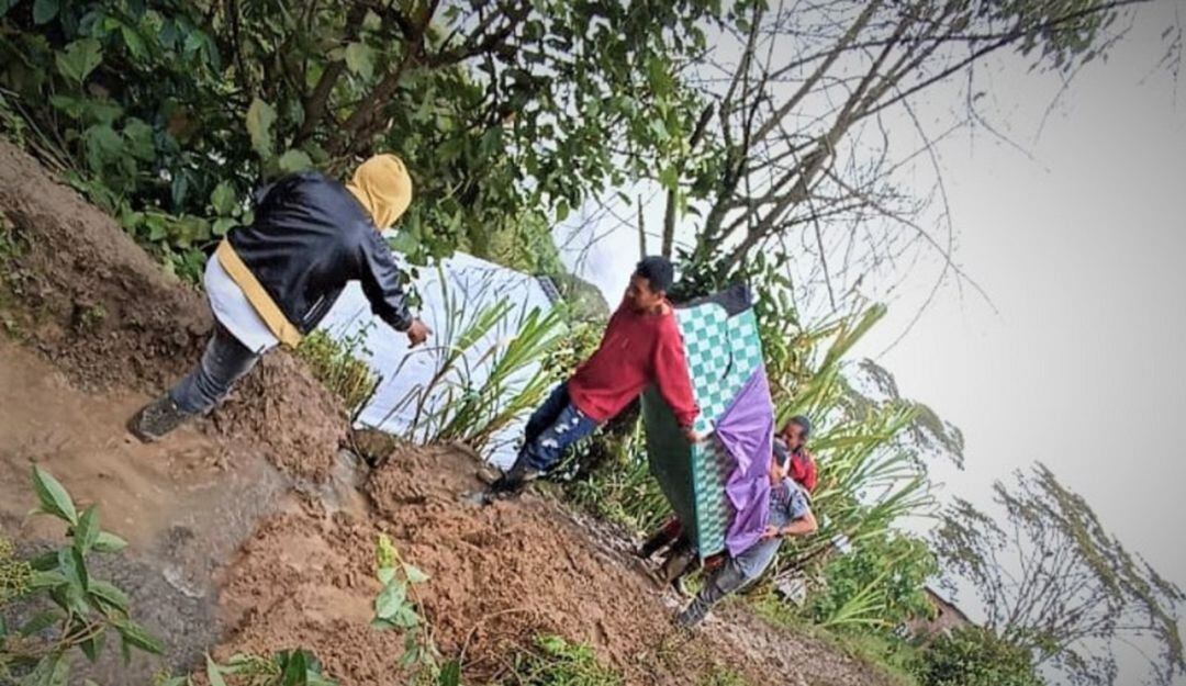 Los afectados son atendidos en albergues implementados de manera temporal, mientras se reducen los riesgos.