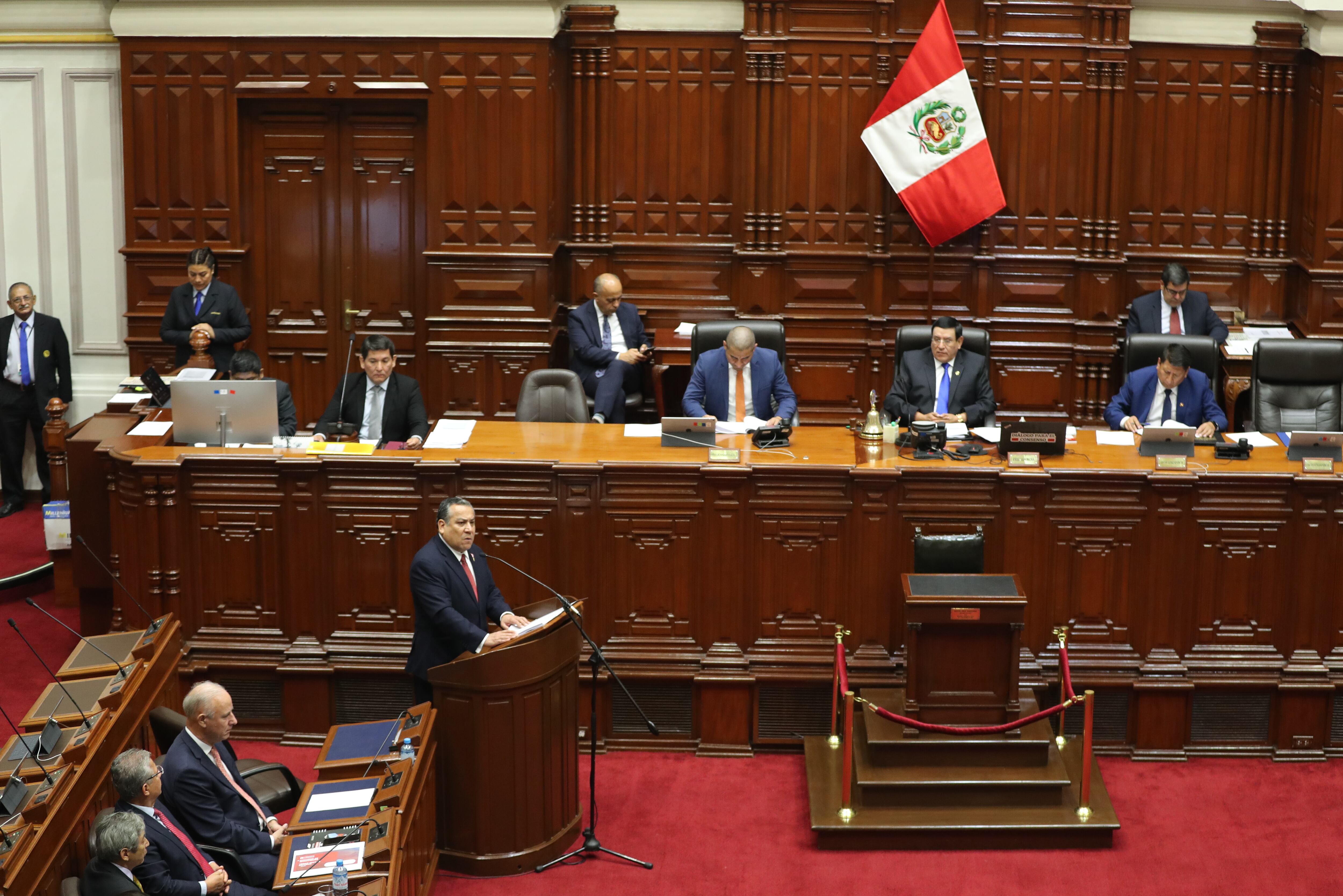 AME4439. LIMA (PERÚ), 03/04/2024.- El primer ministro, Gustavo Adrianzén (c-i), acude al Congreso para pedir el voto de confianza al Parlamento este miércoles en Lima (Perú). La presidenta de Perú, Dina Boluarte, acompañó este miércoles hasta el frontis del Palacio de Gobierno a su gabinete que, encabezado por su primer ministro, Gustavo Adrianzén, partió al Congreso para pedir el voto de confianza al Parlamento, un procedimiento obligatorio en Perú. EFE/Paolo Aguilar