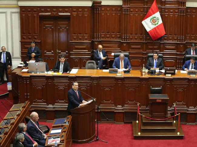AME4439. LIMA (PERÚ), 03/04/2024.- El primer ministro, Gustavo Adrianzén (c-i), acude al Congreso para pedir el voto de confianza al Parlamento este miércoles en Lima (Perú). La presidenta de Perú, Dina Boluarte, acompañó este miércoles hasta el frontis del Palacio de Gobierno a su gabinete que, encabezado por su primer ministro, Gustavo Adrianzén, partió al Congreso para pedir el voto de confianza al Parlamento, un procedimiento obligatorio en Perú. EFE/Paolo Aguilar