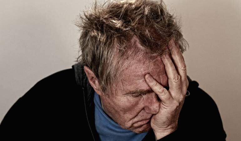 El dolor de cabeza intenso es uno de los síntomas de los ACV.