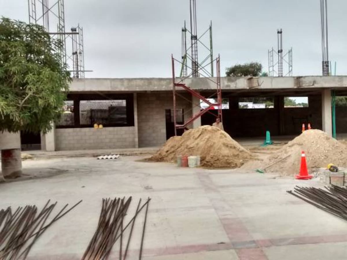 Padres de familia de colegio protestan por atraso en obras de reconstrucción