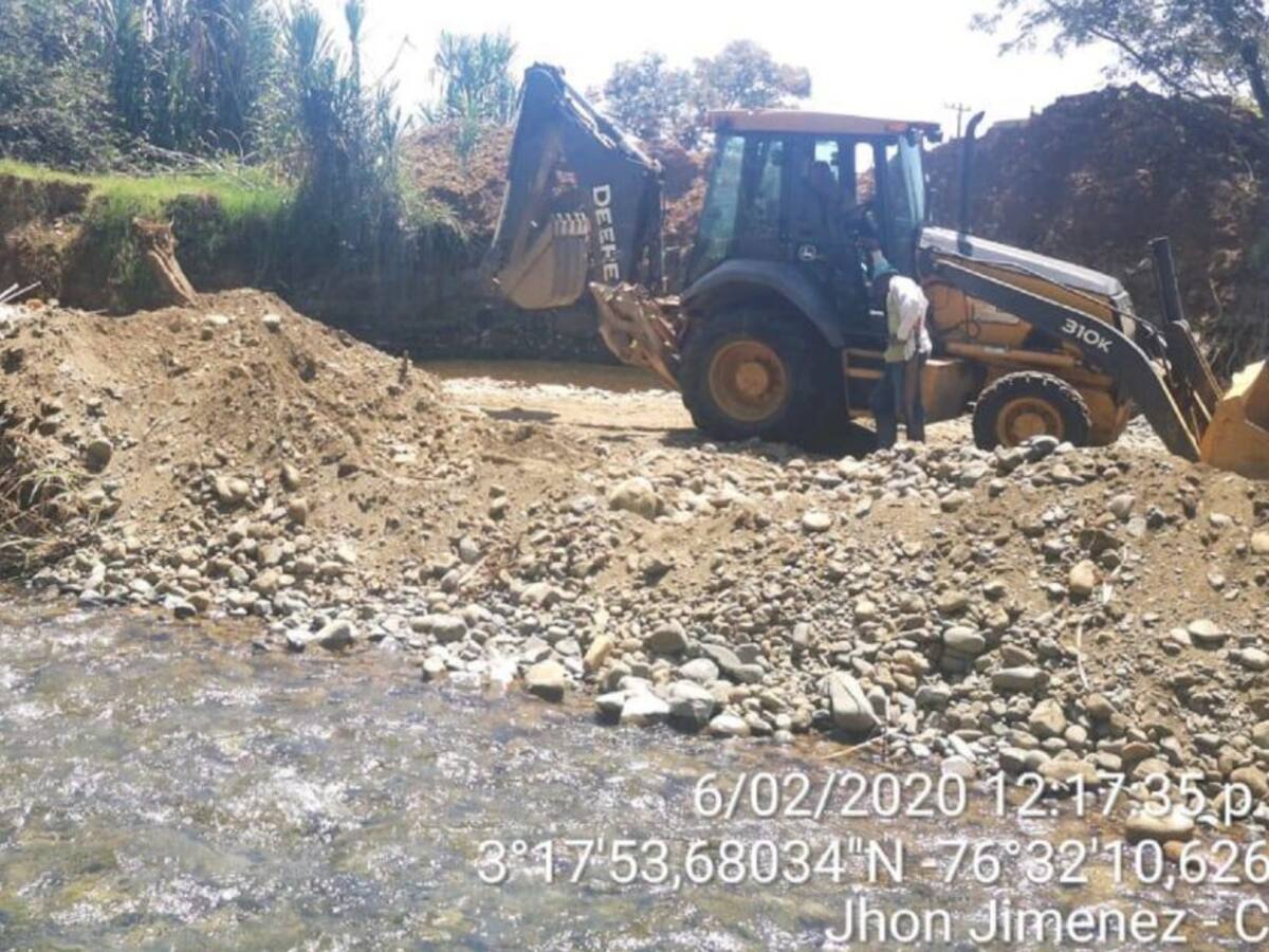Siguen operativos en Pance. CVC suspende obra e incauta retroexcavadora