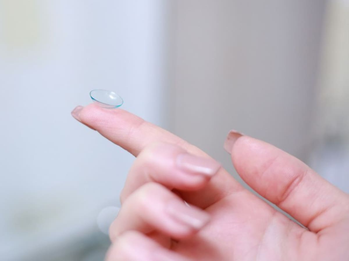 Estos son los peligros que encierra bañarse con lentes de contacto