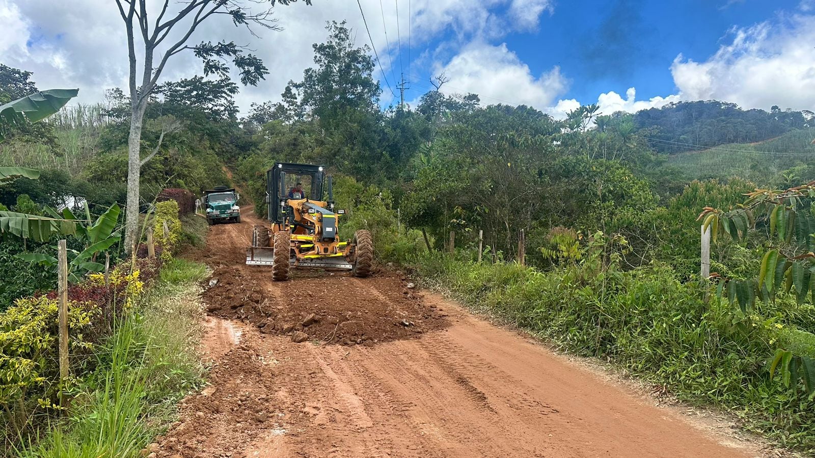 La Gobernación de Antioquia informó que tiene desplegada maquinaria amarilla en los frentes más críticos. Foto: Gobernación de Antioquia.