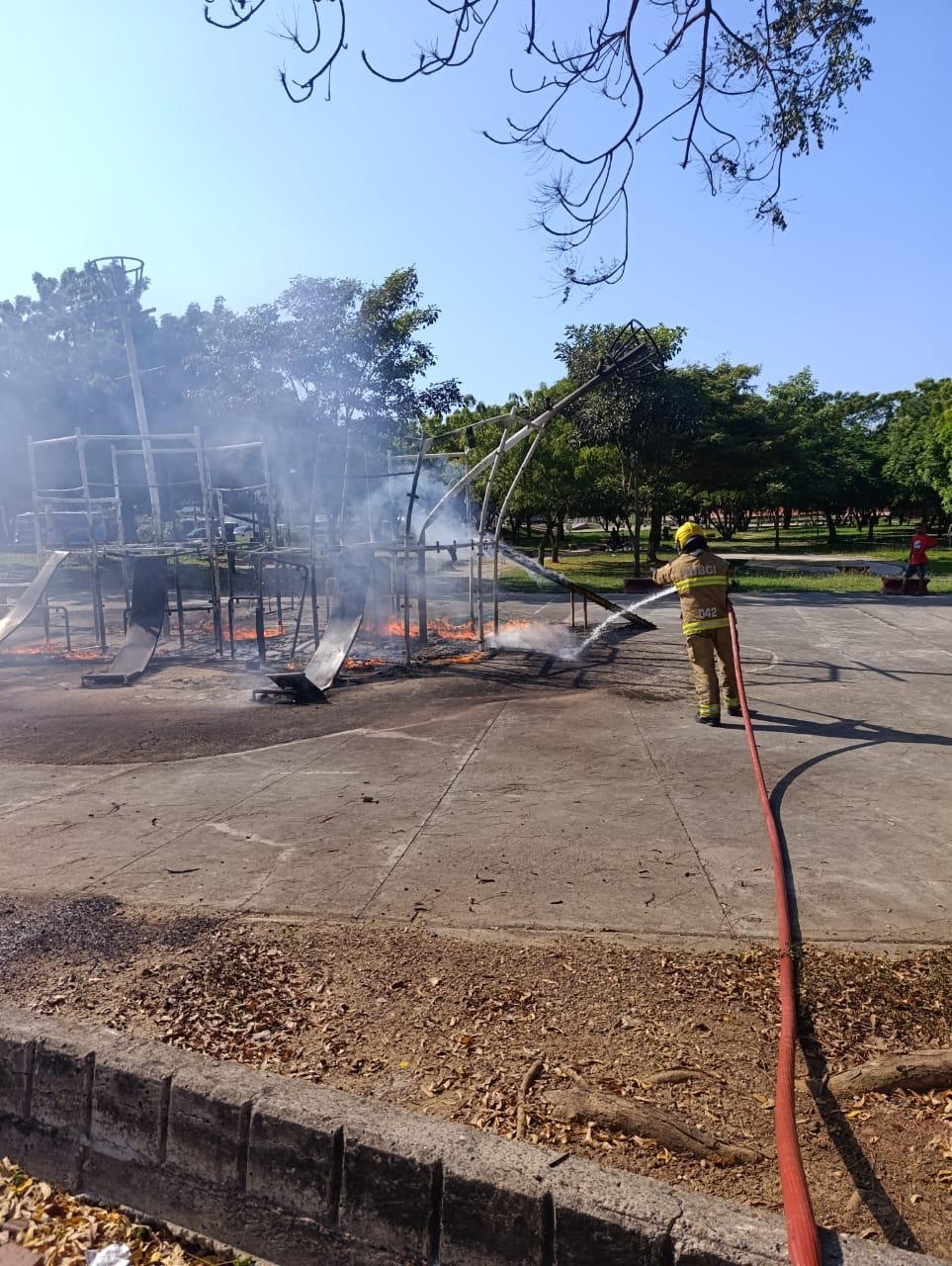 Cuerpo de Bomberos de Cartagena controló incendio en parque infantil de la Villa Olímpica