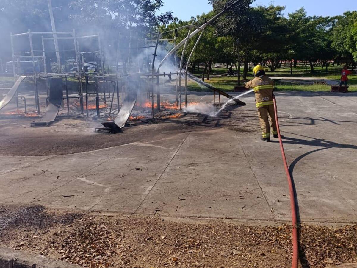 Cuerpo de Bomberos de Cartagena controló incendio en parque infantil de la Villa Olímpica
